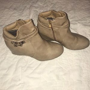 NWOT Bella Marie Tan Wedge Booties
